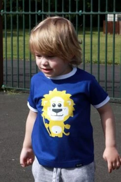 Chelsea FC Kids Royal Blue with White Ringer – Stamford the Lion Mascot T-Shirt -Toffs Store print0208 3